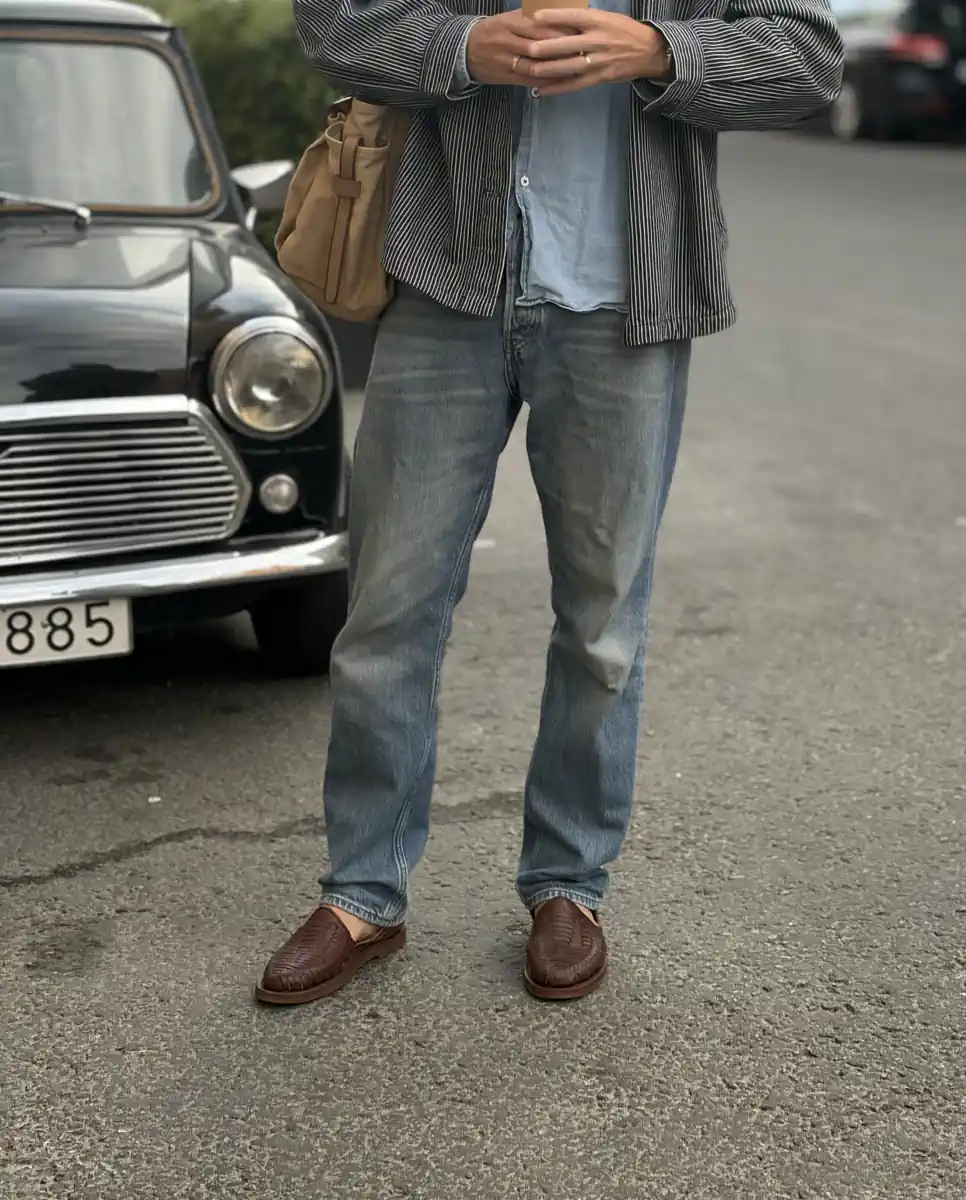 Modelo Uno i kakao, burna till jeans på gatan bredvid en gammal Mini